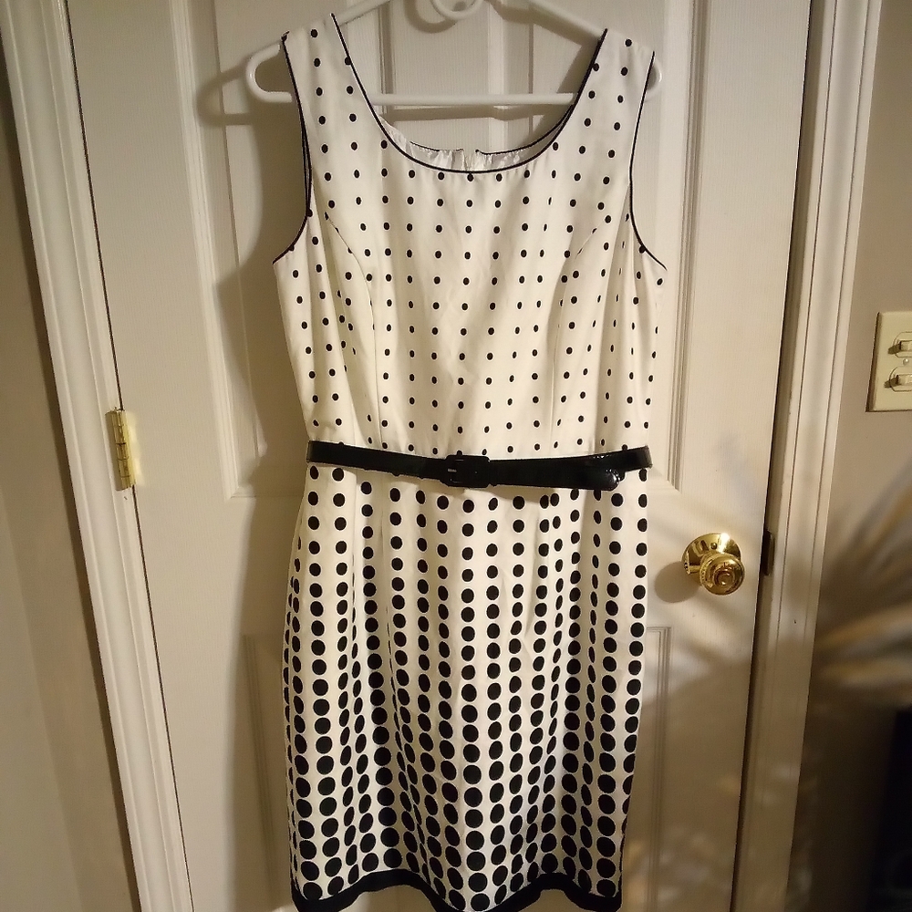 Sleeveless polka dot dress